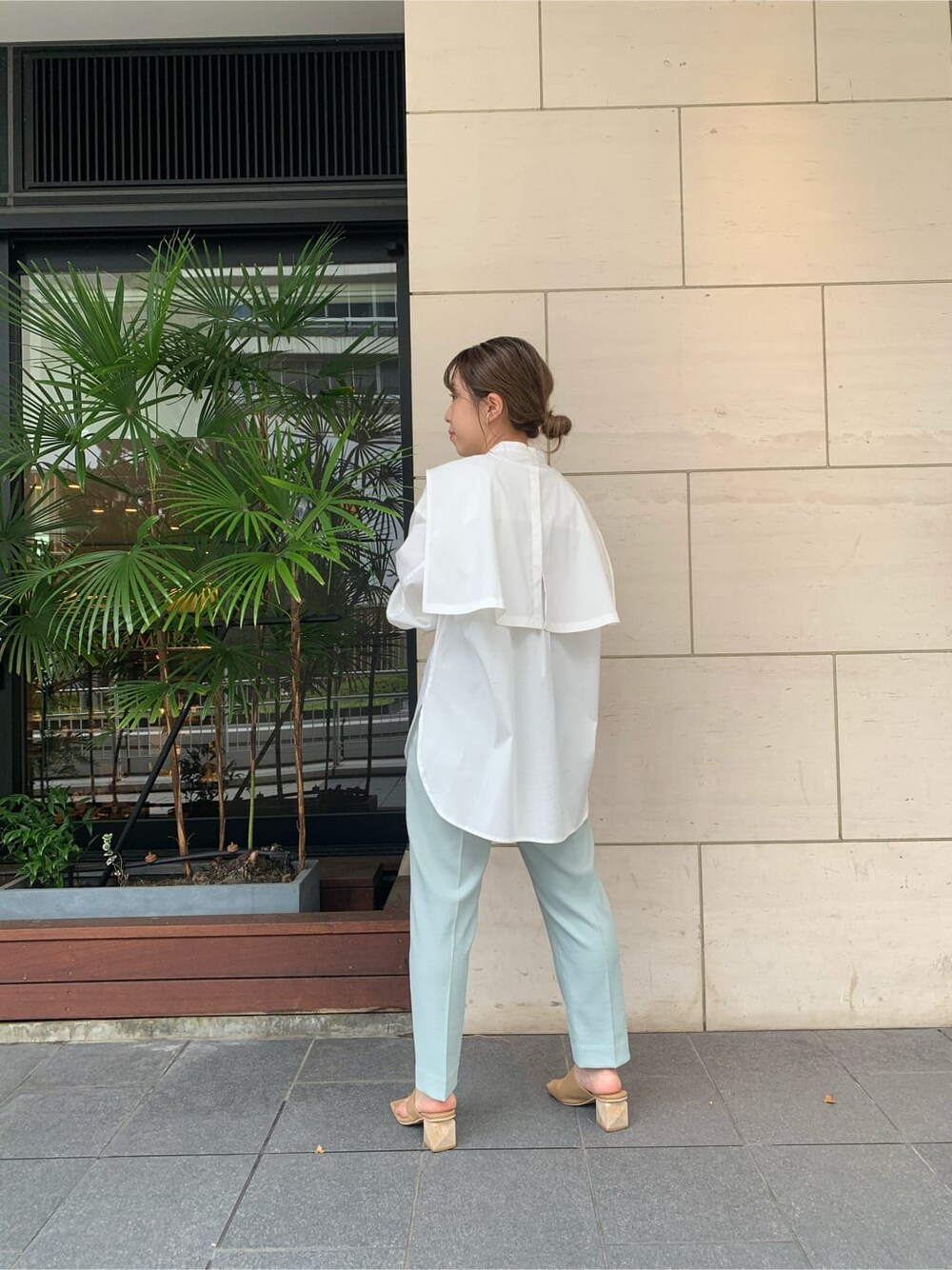 ベージュ系のサンダル、ホワイト系のシャツ/ブラウスを着用したレディースの夏コーディネートの5枚目の写真