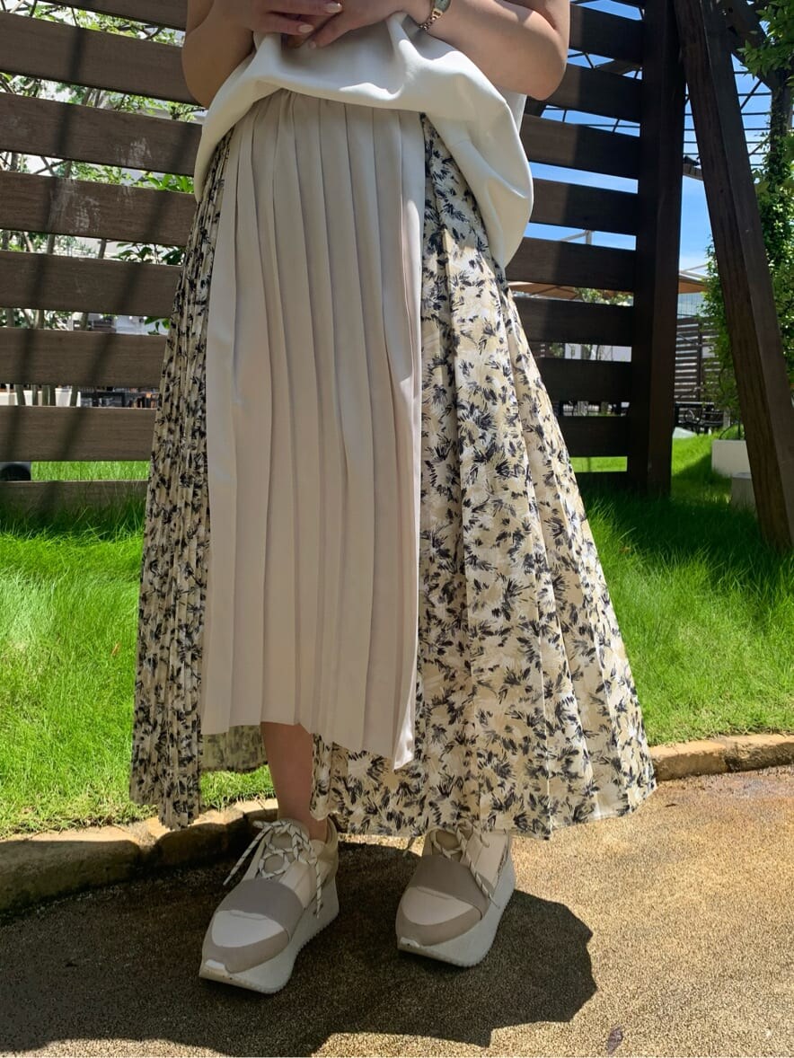 ホワイト系のTシャツ/カットソー、ベージュ系のスカート、ブラウン系のショルダーバッグを着用したレディースの夏コーディネートの4枚目の写真