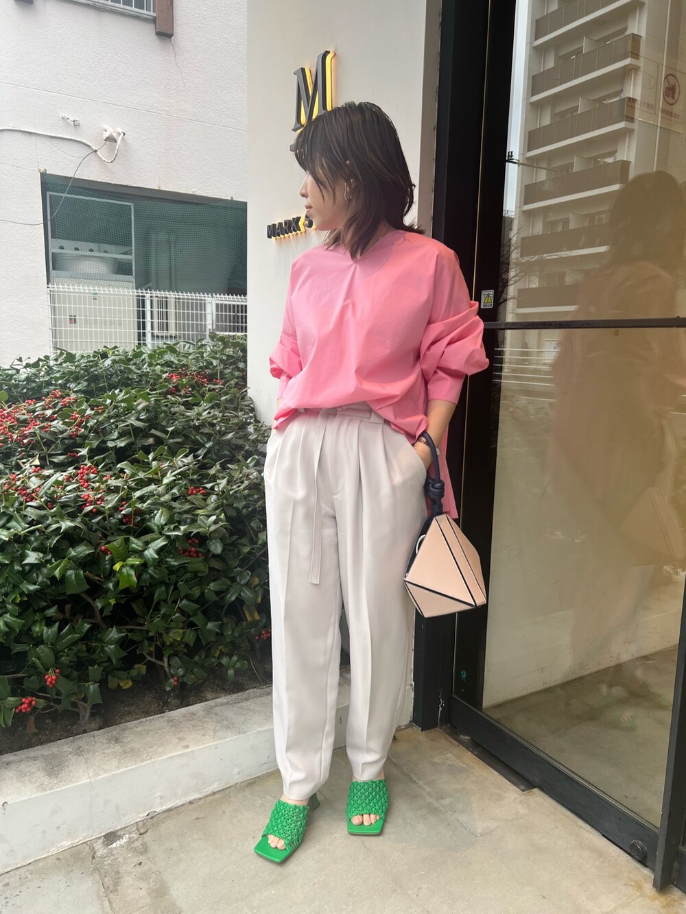 ピンク系のシャツ/ブラウス、ベージュ系のその他パンツ、ベージュ系のハンドバッグを着用したレディースの冬コーディネートの7枚目の写真