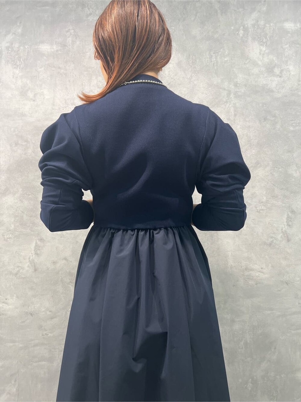 ブルー系のワンピースを着用したレディースの秋コーディネートの9枚目の写真