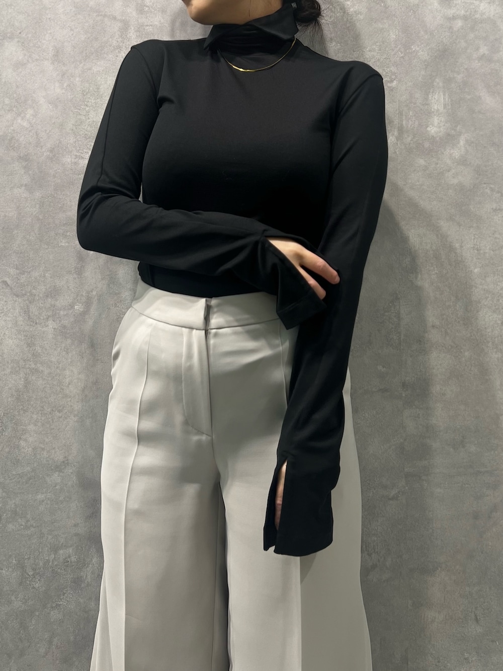 グレー系のその他パンツ、ブラック系のTシャツ/カットソー、ブラック系のテーラードジャケットを着用したレディースの春コーディネートの4枚目の写真