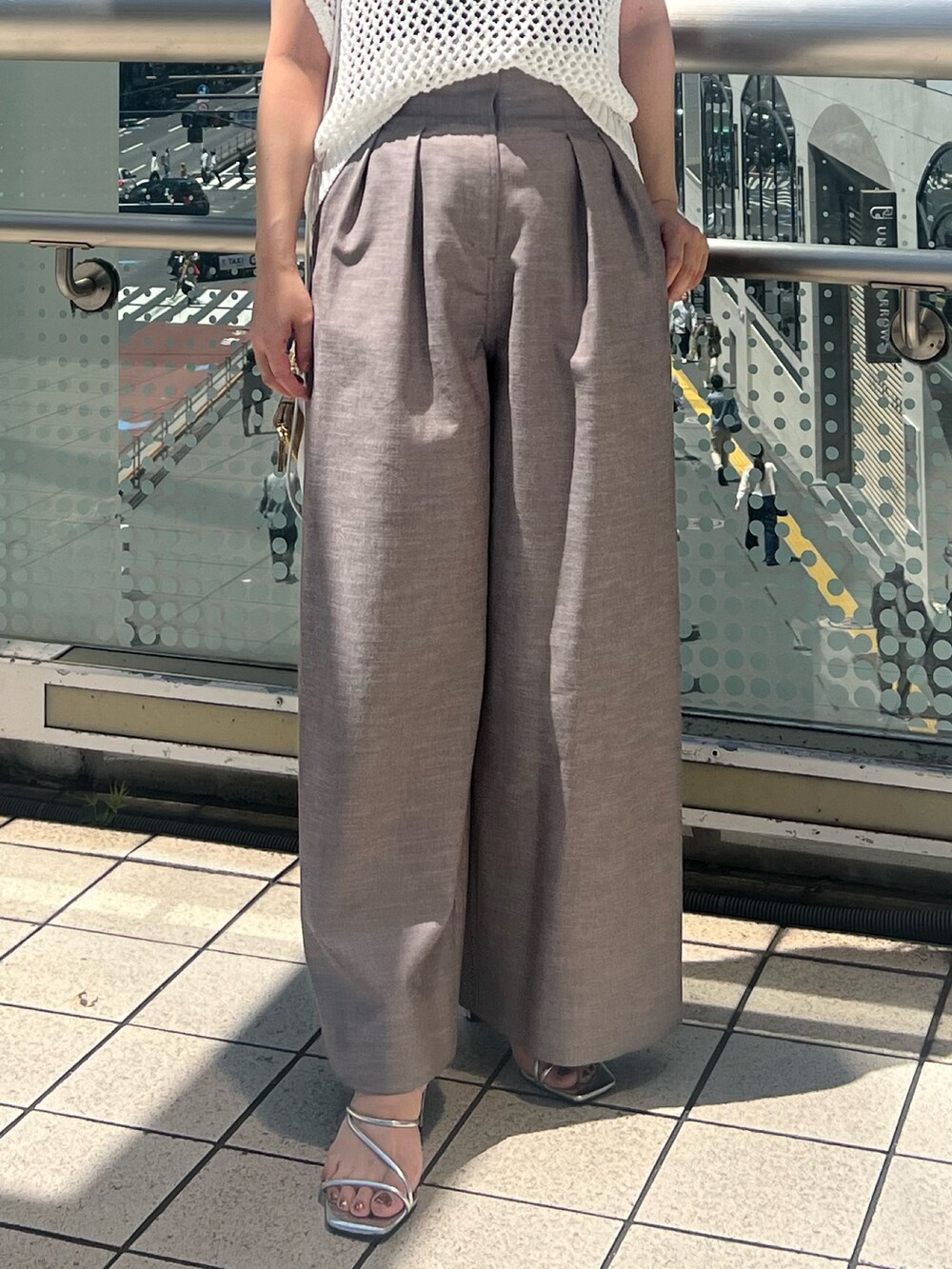 ホワイト系のニット/セーター、ブラウン系のその他パンツ、ホワイト系のショルダーバッグを着用したレディースの夏コーディネートの7枚目の写真