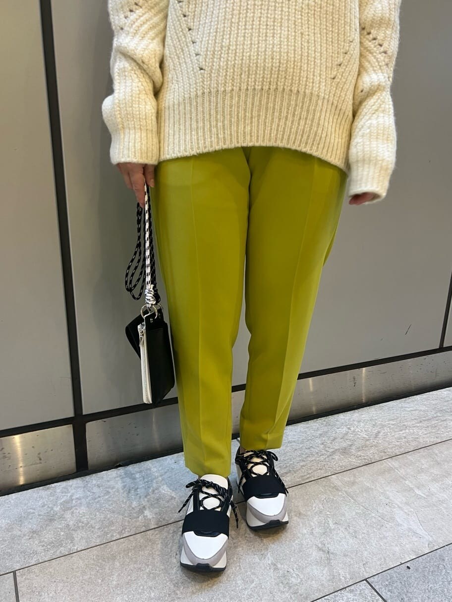 グリーン系のその他パンツ、ブラック系のショルダーバッグ、ホワイト系のニット/セーターを着用したレディースの秋コーディネートの5枚目の写真