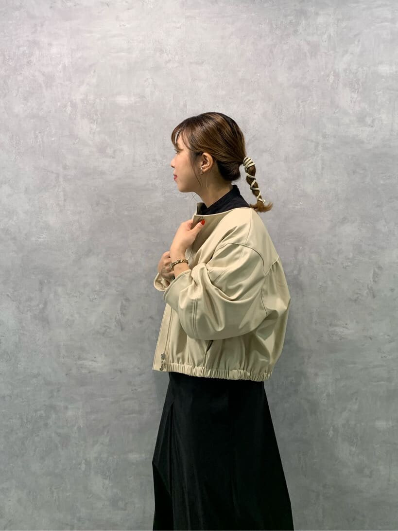 ブラック系のつなぎ/オールインワン、ブラウン系のブルゾン、ブラック系のブーツを着用したレディースの秋コーディネートの4枚目の写真