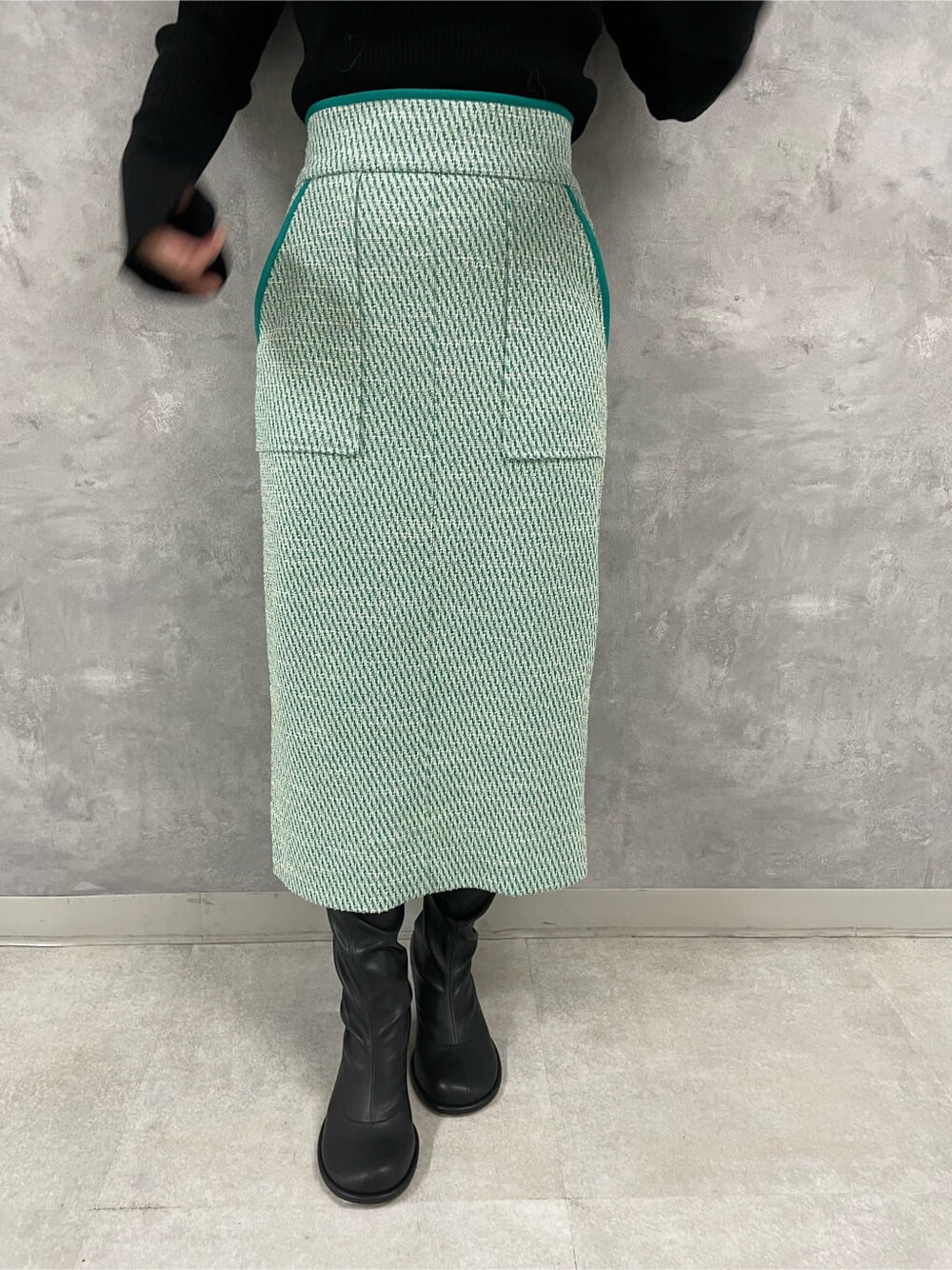 ブラック系のニット/セーター、その他のスカート、グリーン系のストール/ショールを着用したレディースの秋コーディネートの6枚目の写真