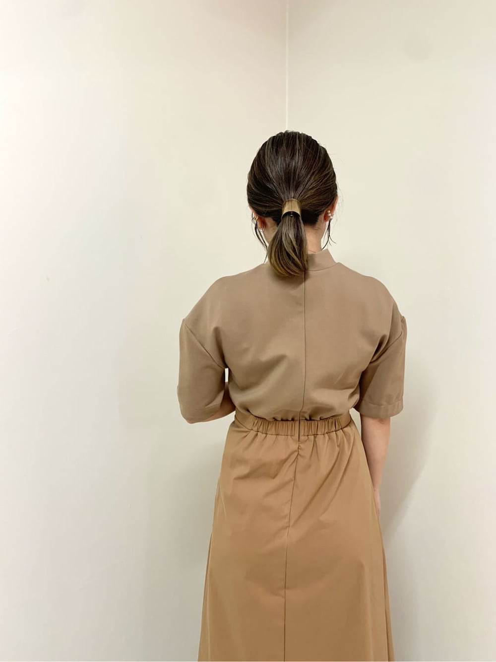 ベージュ系のワンピースを着用したレディースの夏コーディネートの4枚目の写真