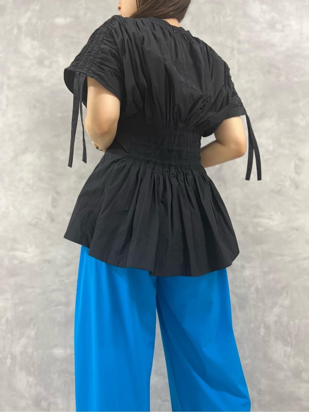 ブラック系のシャツ/ブラウス、ブラック系のサンダル、ブルー系のその他パンツを着用したレディースの夏コーディネートの5枚目の写真