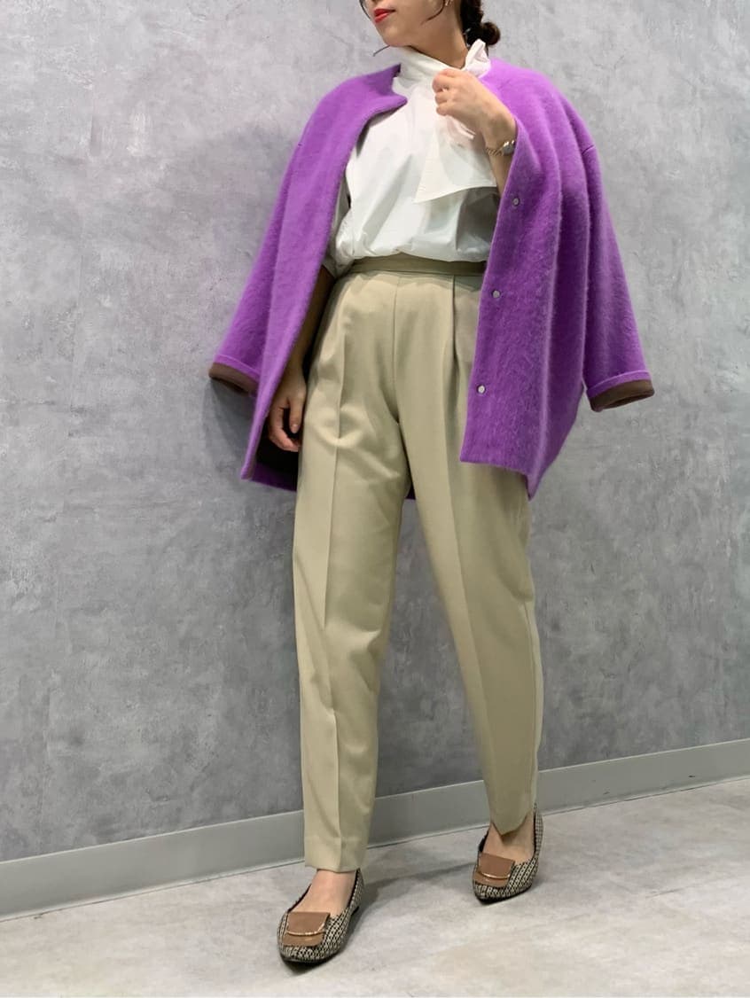 パープル系のカーディガン/ボレロ、ホワイト系のシャツ/ブラウス、ブラウン系のその他パンツを着用したレディースの秋コーディネートの2枚目の写真