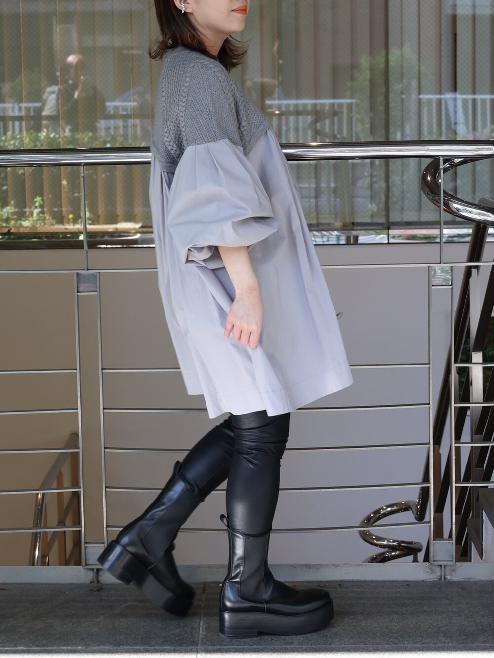 グレー系のシャツ/ブラウス、ブラック系のその他パンツを着用したレディースの夏コーディネートの4枚目の写真