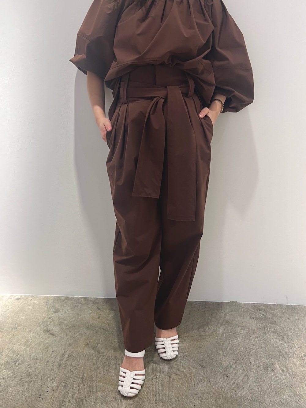 ブラウン系のシャツ/ブラウス、ブラウン系のその他パンツを着用したレディースの冬コーディネートの6枚目の写真