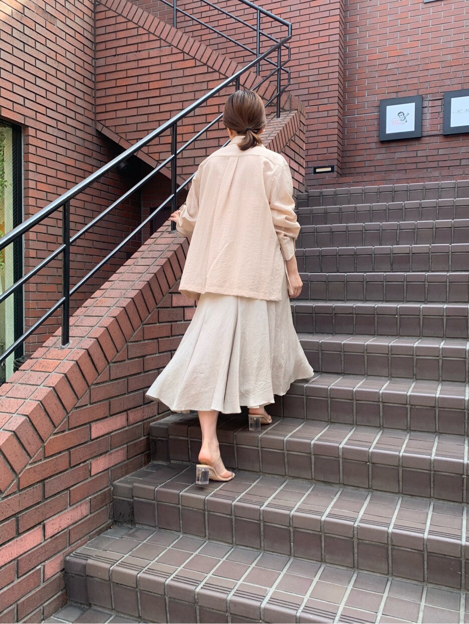 ブラウン系のスカート、ベージュ系のシャツ/ブラウスを着用したレディースの春コーディネートの5枚目の写真