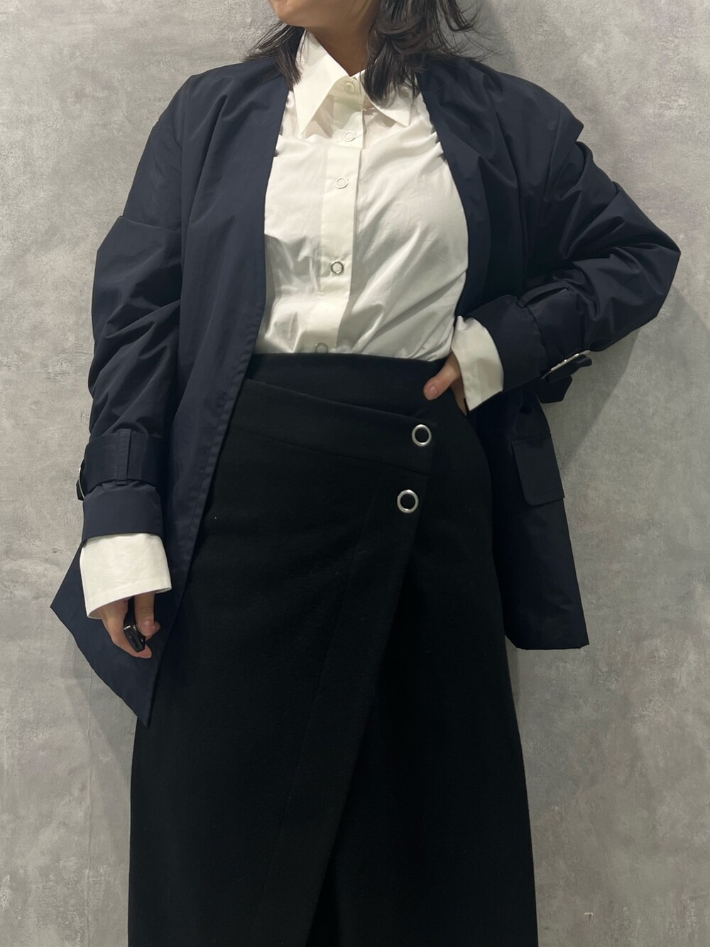 ブルー系のノーカラージャケット、ホワイト系のシャツ/ブラウス、ブラック系のスカートを着用したレディースの春コーディネートの4枚目の写真