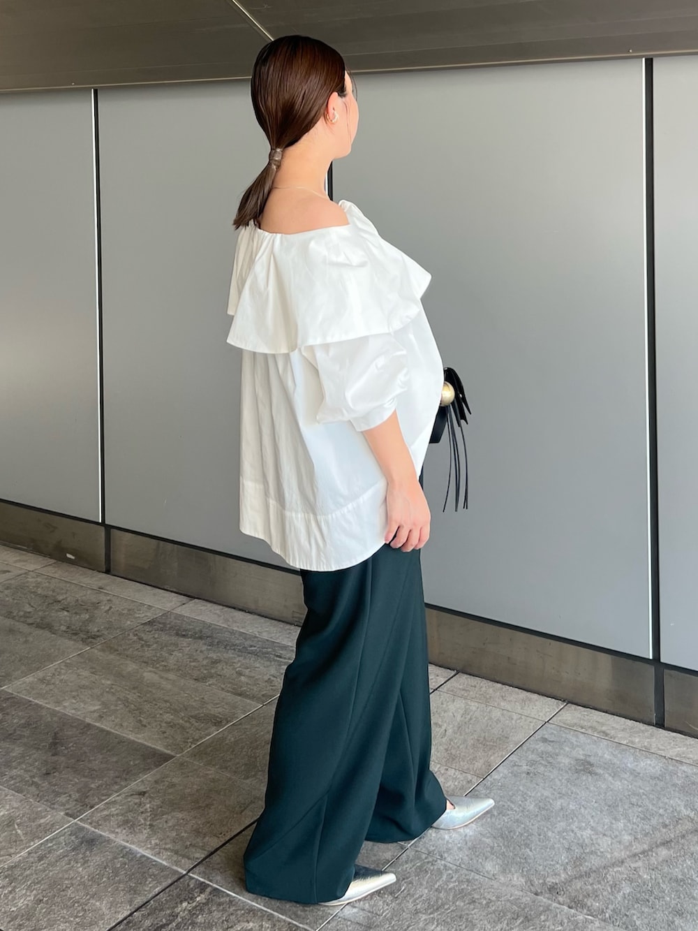 ホワイト系のシャツ/ブラウス、グリーン系のその他パンツ、ブラック系のボストンバッグを着用したレディースの夏コーディネートの2枚目の写真