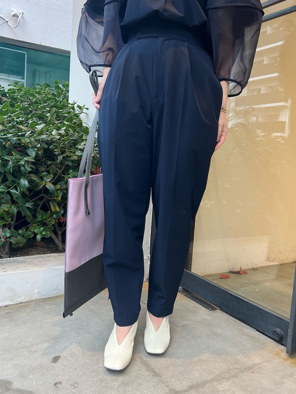ブルー系のシャツ/ブラウス、ブルー系のその他パンツ、パープル系のトートバッグを着用したレディースの冬コーディネートの6枚目の写真