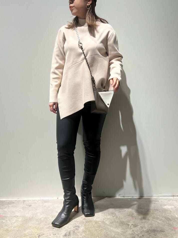 ブラック系のその他パンツ、ベージュ系のニット/セーター、ブラック系のブーツを着用したレディースの秋コーディネートの3枚目の写真