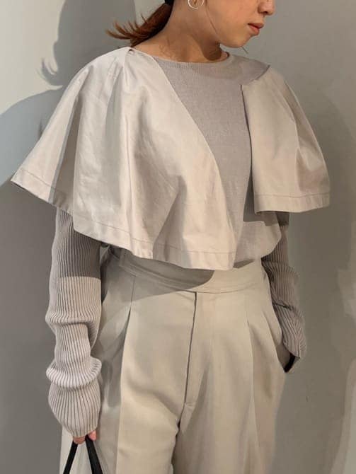 グレー系のその他パンツ、ブラック系のブーツ、グレー系のニット/セーターを着用したレディースの秋コーディネートの5枚目の写真