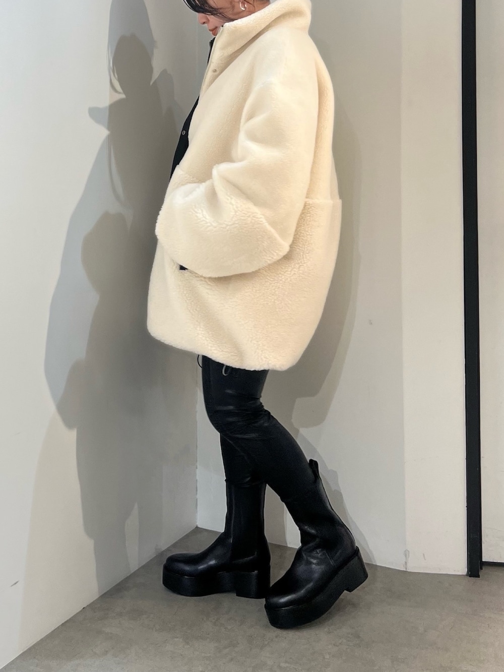 ホワイト系のその他アウター、ブラック系のその他パンツ、ベージュ系のニット/セーターを着用したレディースの夏コーディネートの2枚目の写真