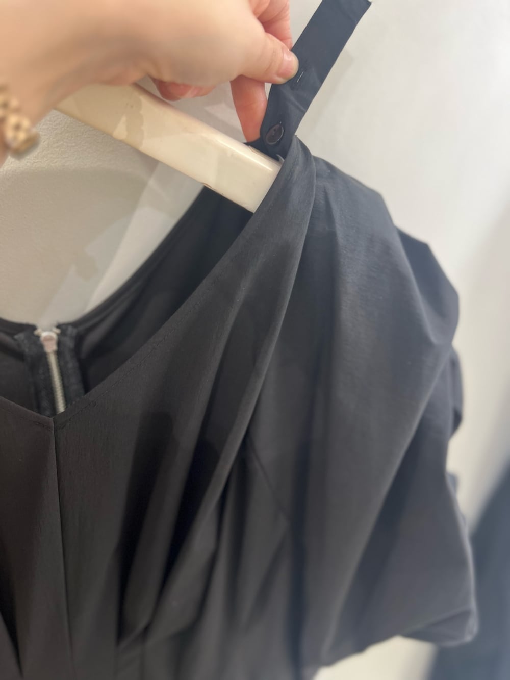 ブラック系のワンピース、ブラック系のサンダル、シルバー系のネックレスを着用したレディースの春コーディネートの7枚目の写真