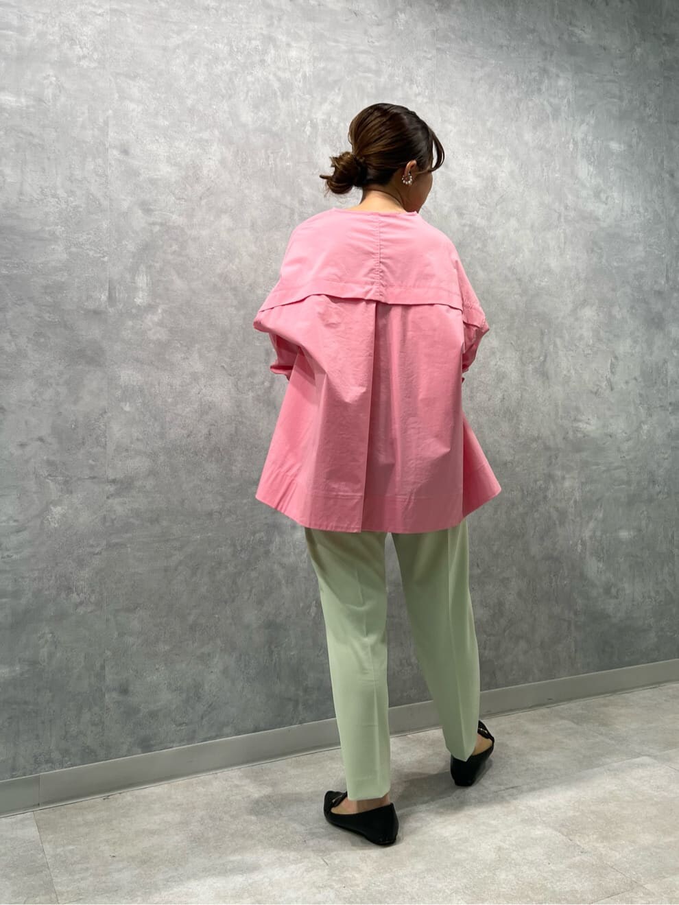 グリーン系のその他パンツ、ピンク系のシャツ/ブラウス、ブラック系のショルダーバッグを着用したレディースの冬コーディネートの5枚目の写真