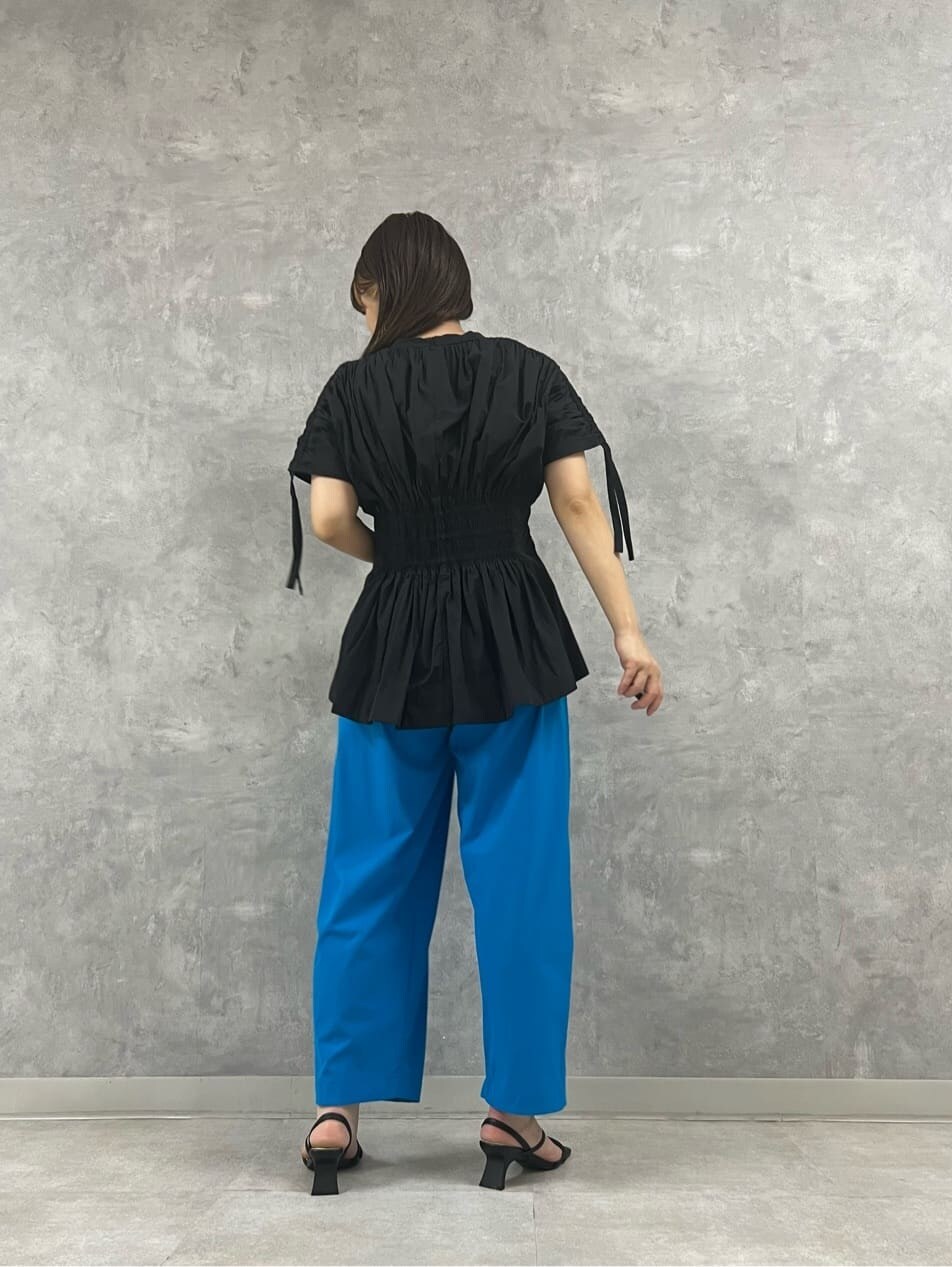 ブラック系のシャツ/ブラウス、ブラック系のサンダル、ブルー系のその他パンツを着用したレディースの夏コーディネートの2枚目の写真