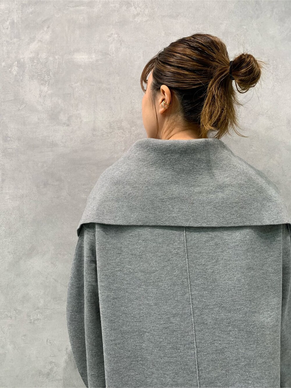 グレー系のワンピース、ホワイト系のブーツを着用したレディースの秋コーディネートの5枚目の写真