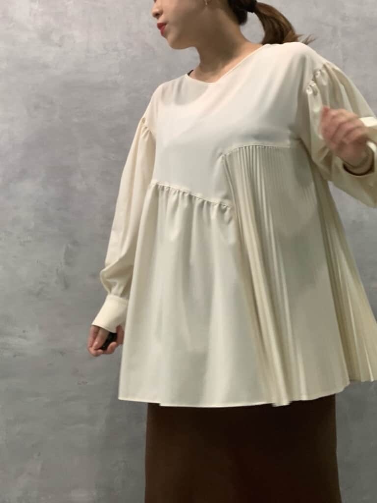 ブラウン系のスカート、ブラウン系のニット/セーターを着用したレディースの秋コーディネートの5枚目の写真