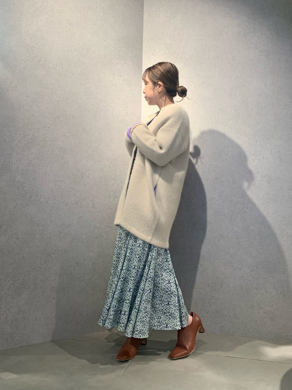 その他のワンピース、ブラウン系のブーツ、ホワイト系のカーディガン/ボレロを着用したレディースの夏コーディネートの3枚目の写真