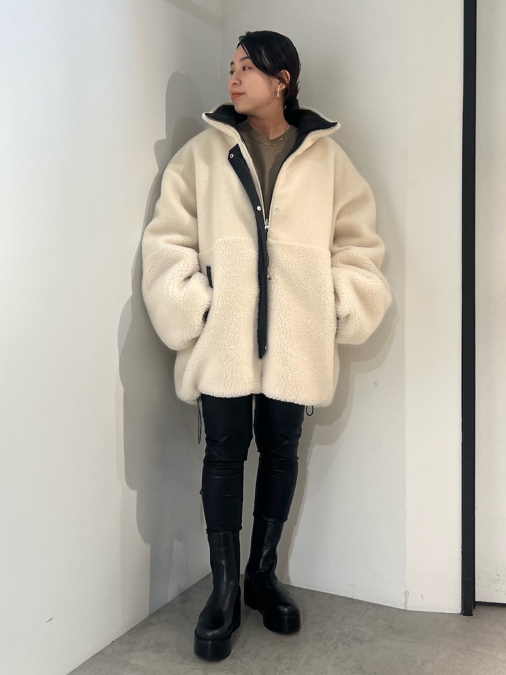 ホワイト系のその他アウター、ブラック系のその他パンツ、ベージュ系のニット/セーターを着用したレディースの夏コーディネートの6枚目の写真