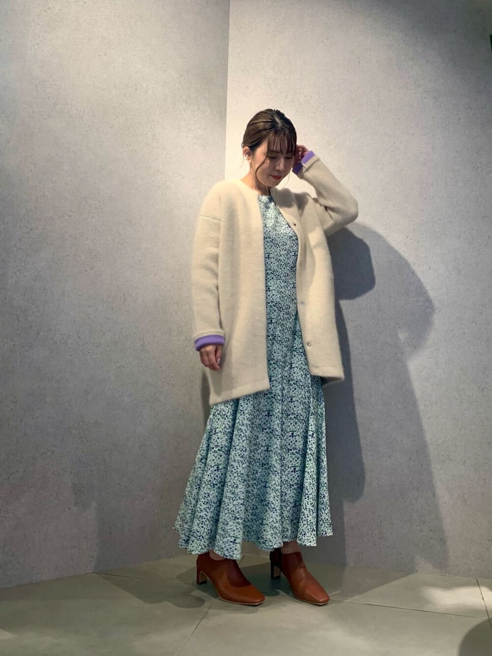 その他のワンピース、ブラウン系のブーツ、ホワイト系のカーディガン/ボレロを着用したレディースの夏コーディネートの5枚目の写真