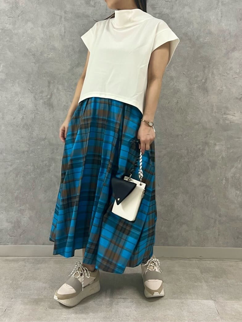 ブラック系のショルダーバッグ、ホワイト系のTシャツ/カットソー、その他のスカートを着用したレディースの夏コーディネートの5枚目の写真