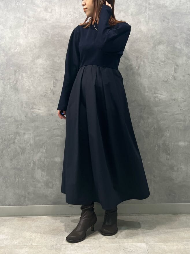 ブルー系のワンピースを着用したレディースの秋コーディネートの4枚目の写真