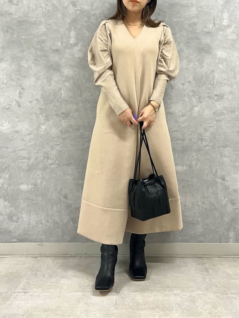 ブラック系のブーツ、ブラック系のカーディガン/ボレロ、ベージュ系のワンピースを着用したレディースの秋コーディネートの6枚目の写真