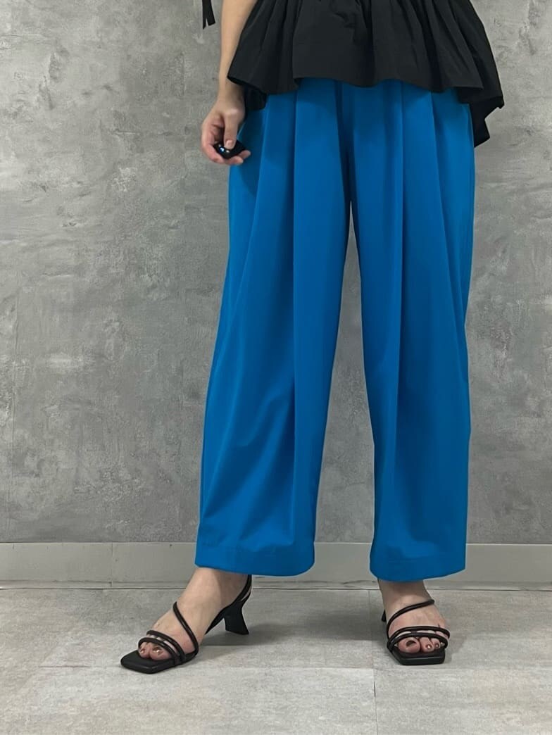 ブラック系のシャツ/ブラウス、ブラック系のサンダル、ブルー系のその他パンツを着用したレディースの夏コーディネートの6枚目の写真