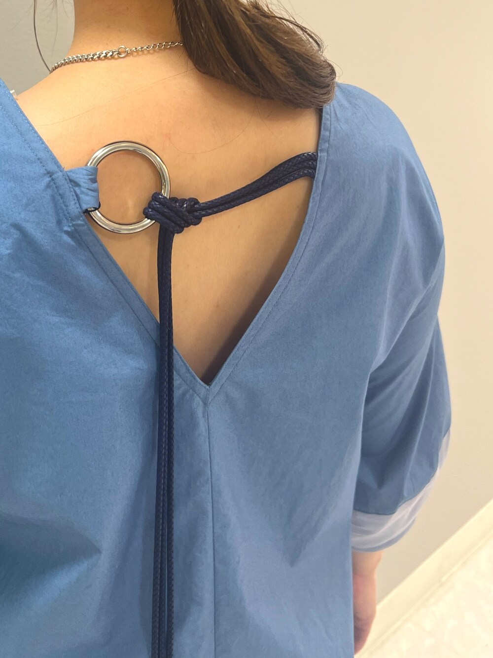 ブルー系のワンピースを着用したレディースの夏コーディネートの3枚目の写真