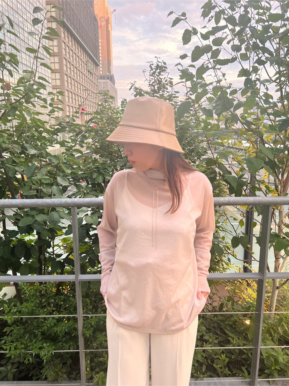 ベージュ系のハットを着用したレディースの夏コーディネートの2枚目の写真