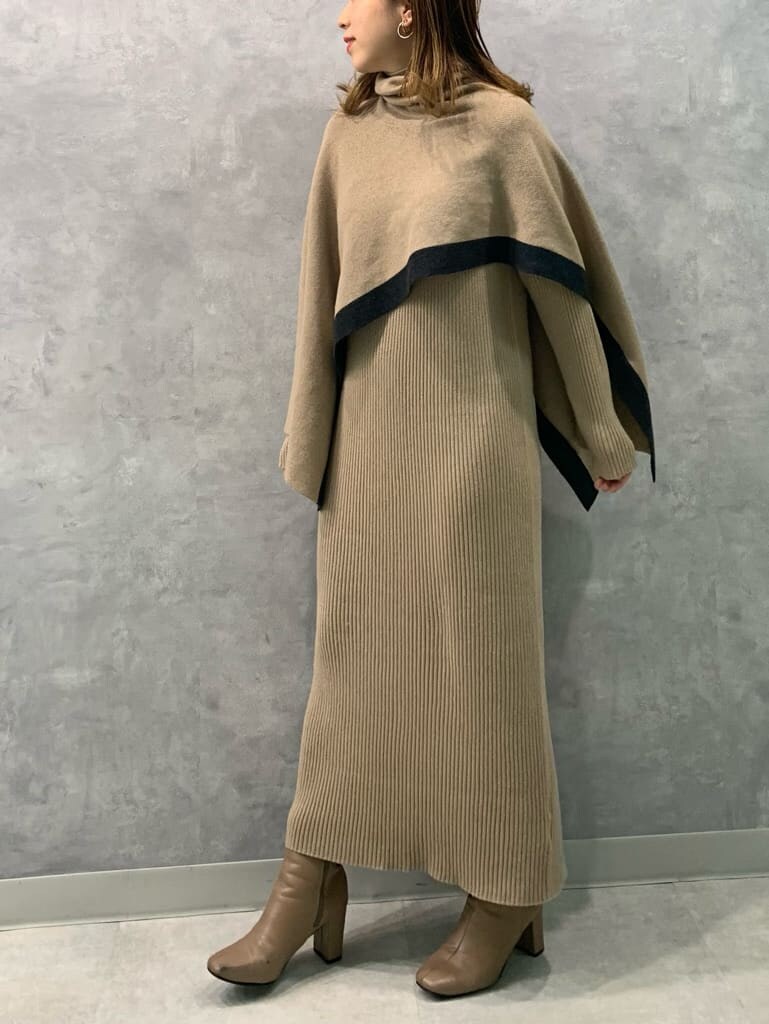 ベージュ系のワンピースを着用したレディースの秋コーディネートの3枚目の写真