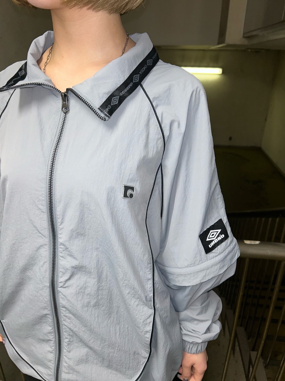 グレー系のブルゾン、ブラック系のスカート、ブラック系のサンダルを着用したレディースの春コーディネートの4枚目の写真