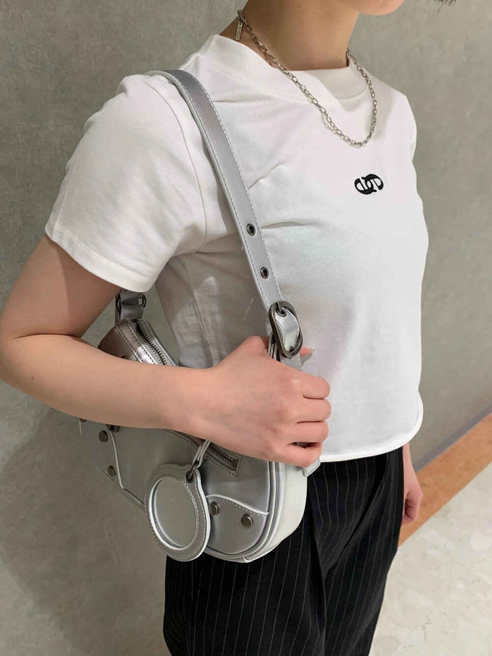 その他のその他パンツ、ホワイト系のTシャツ/カットソー、シルバー系のハンドバッグを着用したレディースの春コーディネートの4枚目の写真