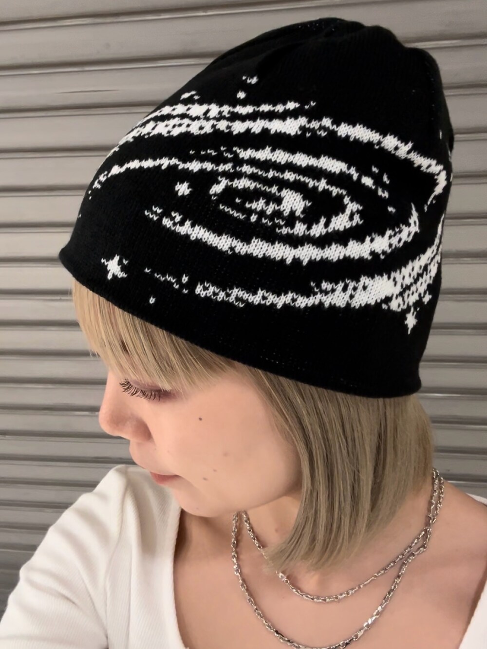 ホワイト系のTシャツ/カットソー、ブルー系のデニムパンツ、ブラック系のハンドバッグを着用したレディースの夏コーディネートの7枚目の写真