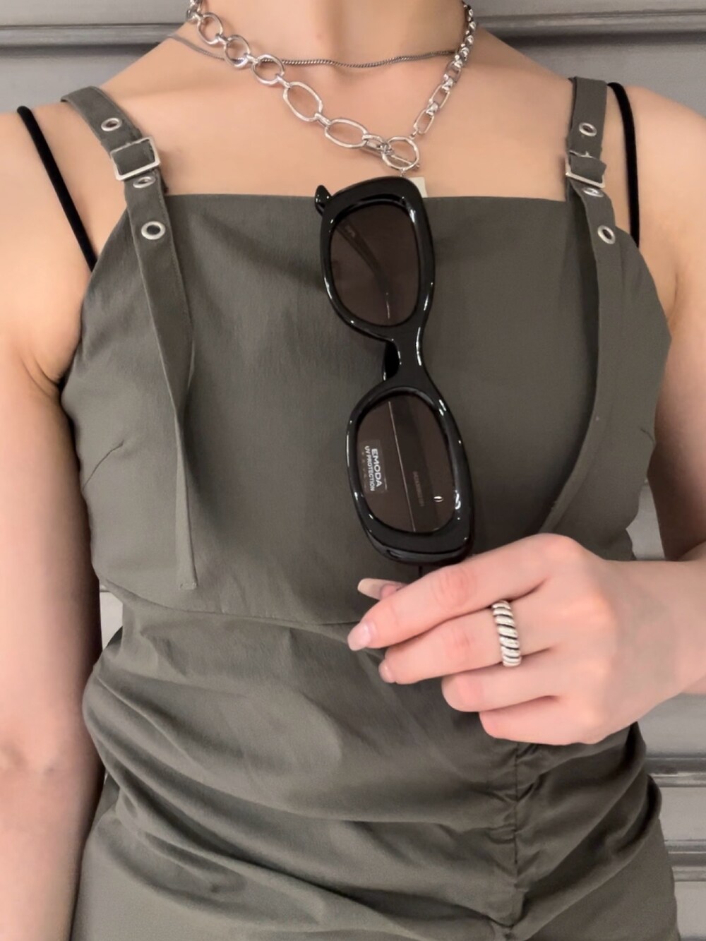 グリーン系のワンピース、ブラック系のサンダル、シルバー系のネックレスを着用したレディースの春コーディネートの5枚目の写真