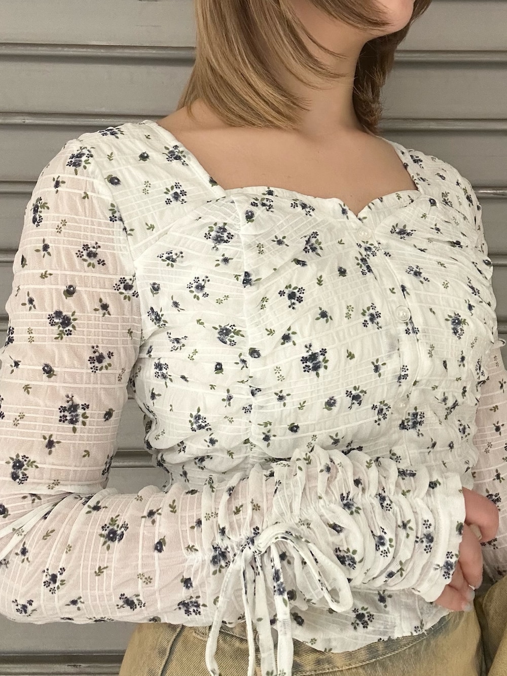 ブラック系のブーツ、ホワイト系のTシャツ/カットソー、ベージュ系のデニムジャケットを着用したレディースの春コーディネートの6枚目の写真