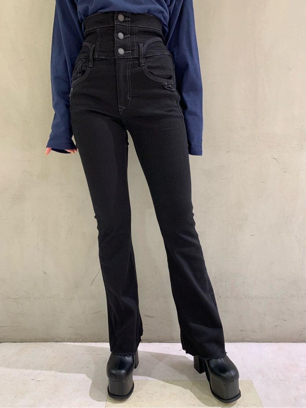 ブラック系のブーツ、ブラック系のデニムパンツ、ブルー系のTシャツ/カットソーを着用したレディースの秋コーディネートの4枚目の写真