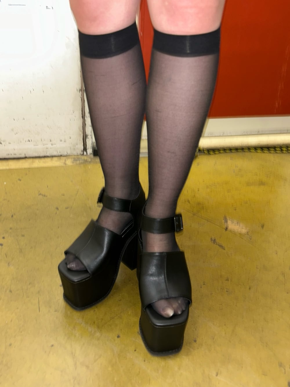 グレー系のブルゾン、ブラック系のスカート、ブラック系のサンダルを着用したレディースの春コーディネートの5枚目の写真