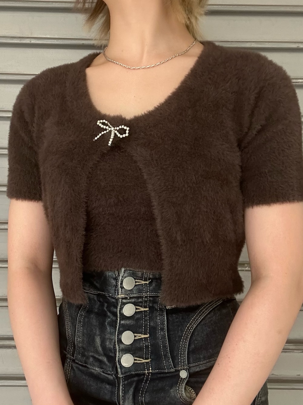 ブラック系のサンダル、ブルー系のデニムパンツ、ブラウン系のニット/セーターを着用したレディースの夏コーディネートの4枚目の写真