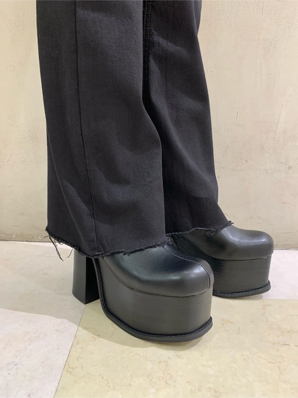 ブラック系のブーツ、ブラック系のデニムパンツ、ブルー系のTシャツ/カットソーを着用したレディースの秋コーディネートの5枚目の写真