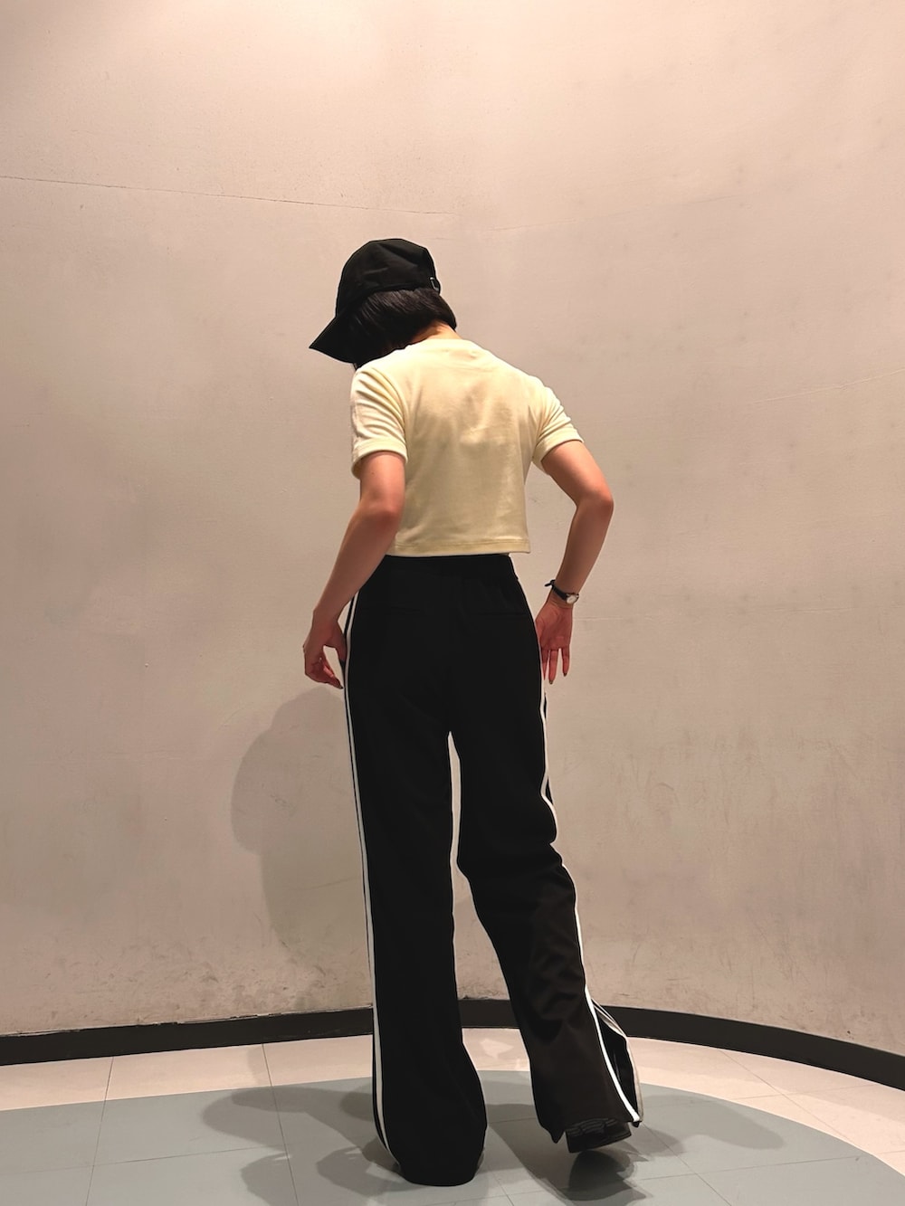 ホワイト系のTシャツ/カットソー、ブラック系のその他パンツ、ブラック系のブーツを着用したレディースの夏コーディネートの2枚目の写真