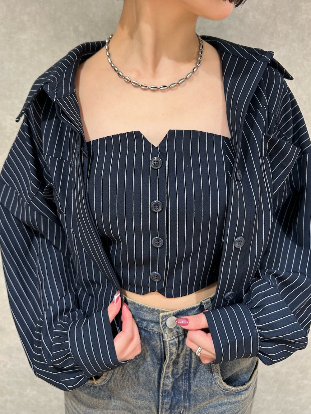 その他のシャツ/ブラウス、ブルー系のデニムパンツ、ブラック系のサンダルを着用したレディースの夏コーディネートの6枚目の写真