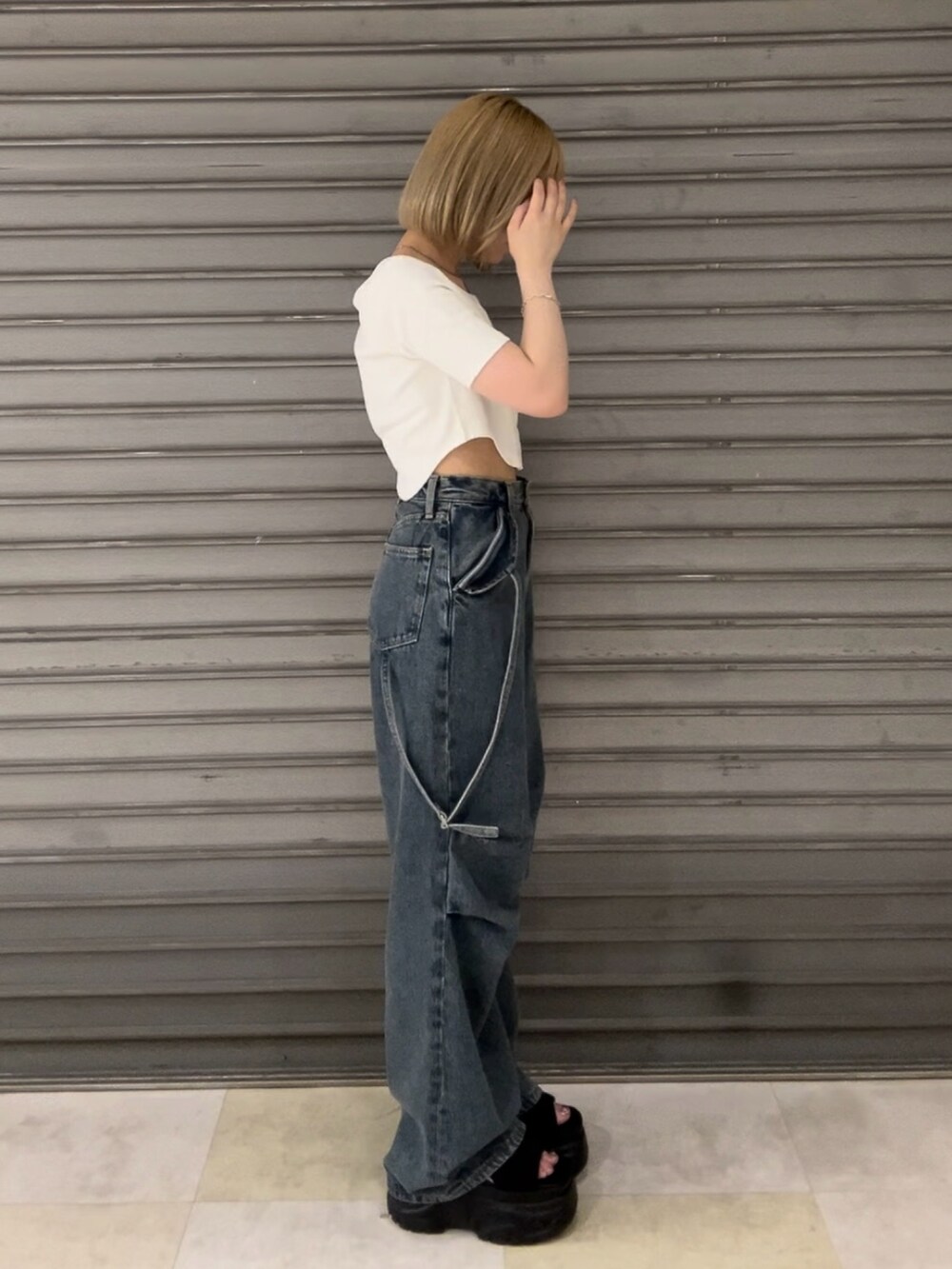 ホワイト系のTシャツ/カットソー、ブルー系のデニムパンツ、ブラック系のサンダルを着用したレディースの夏コーディネートの2枚目の写真