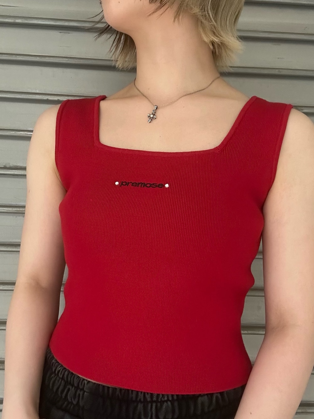 レッド系のTシャツ/カットソー、ブラック系のスウェットパンツ、ブラック系のスニーカーを着用したレディースの夏コーディネートの4枚目の写真