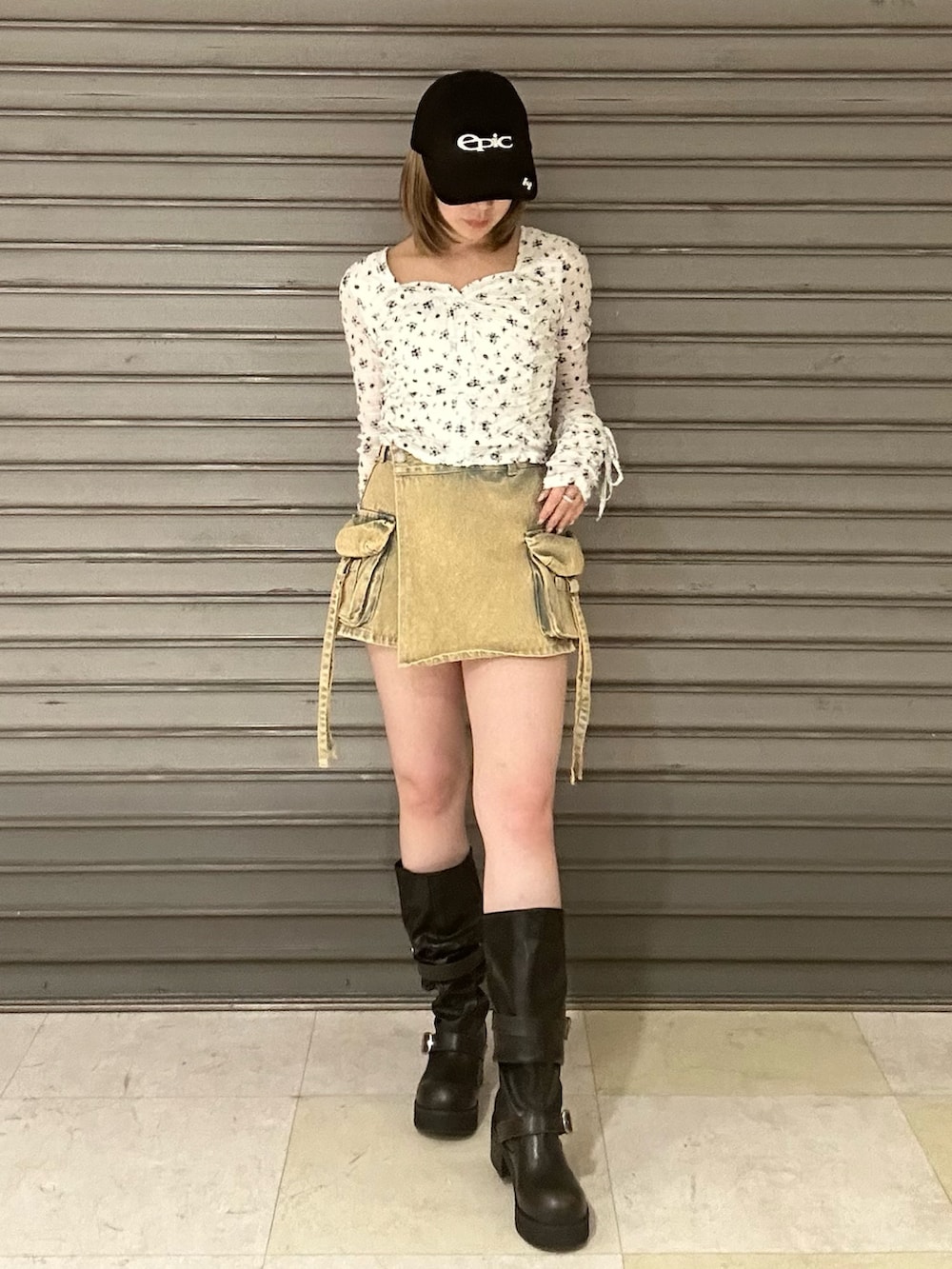 ブラック系のブーツ、ホワイト系のTシャツ/カットソー、ベージュ系のデニムジャケットを着用したレディースの春コーディネートの2枚目の写真